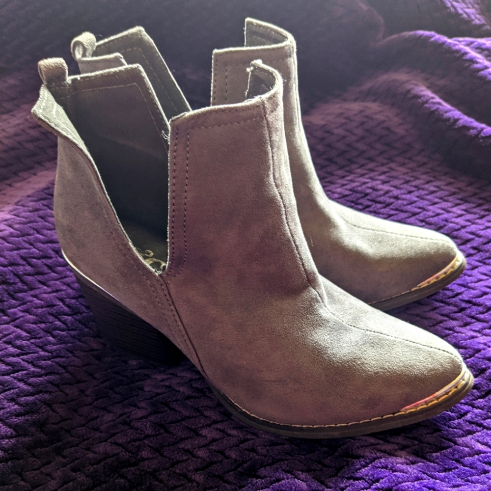 Women's size 7 grey suede booties